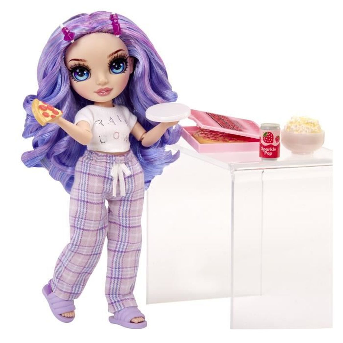 Una bambola con capelli viola in pigiama tiene pizza e piatto. Scatola pizza rosa, bibita e popcorn sono vicini.