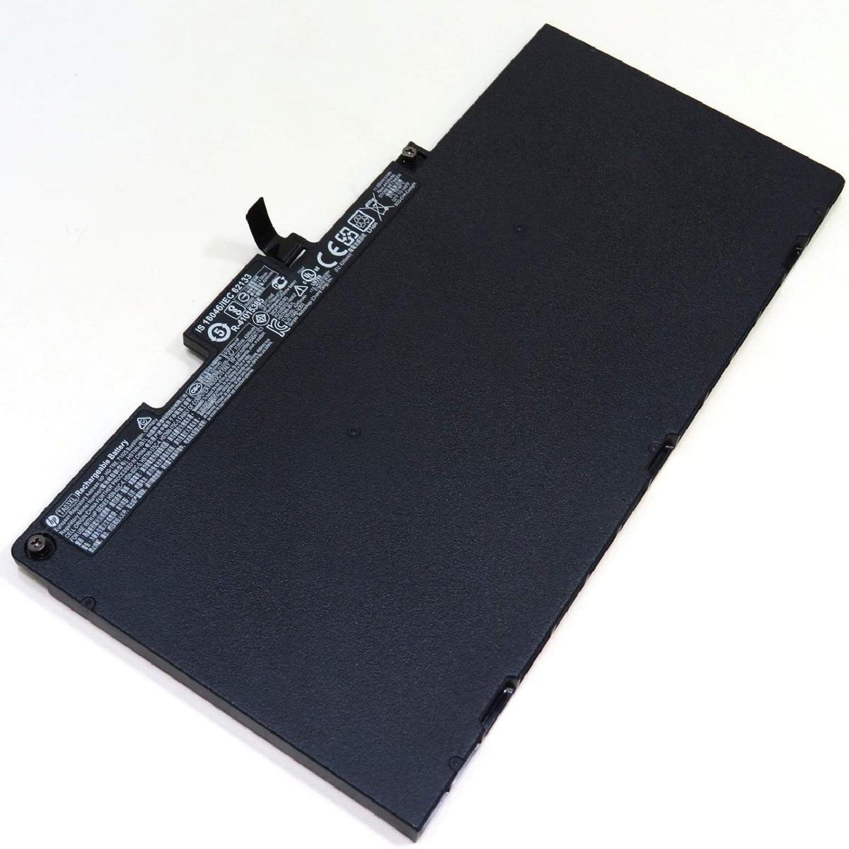 Batteria nera per laptop con etichette e connettori su sfondo bianco.