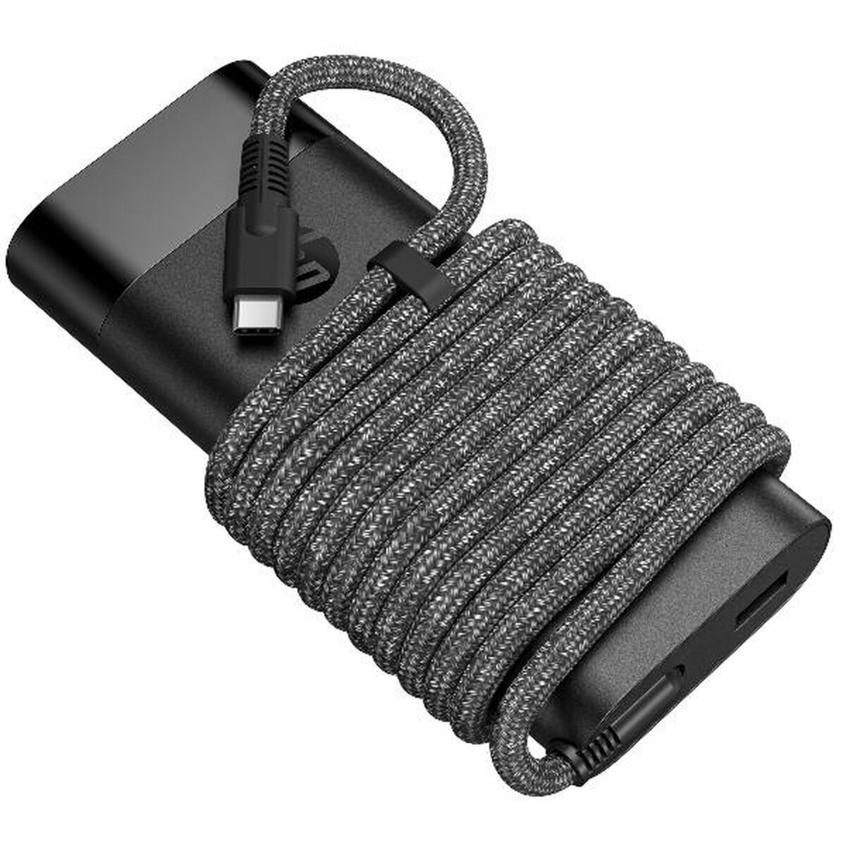 Un caricabatterie per laptop HP nero con cavo USB-C grigio intrecciato avvolto attorno.