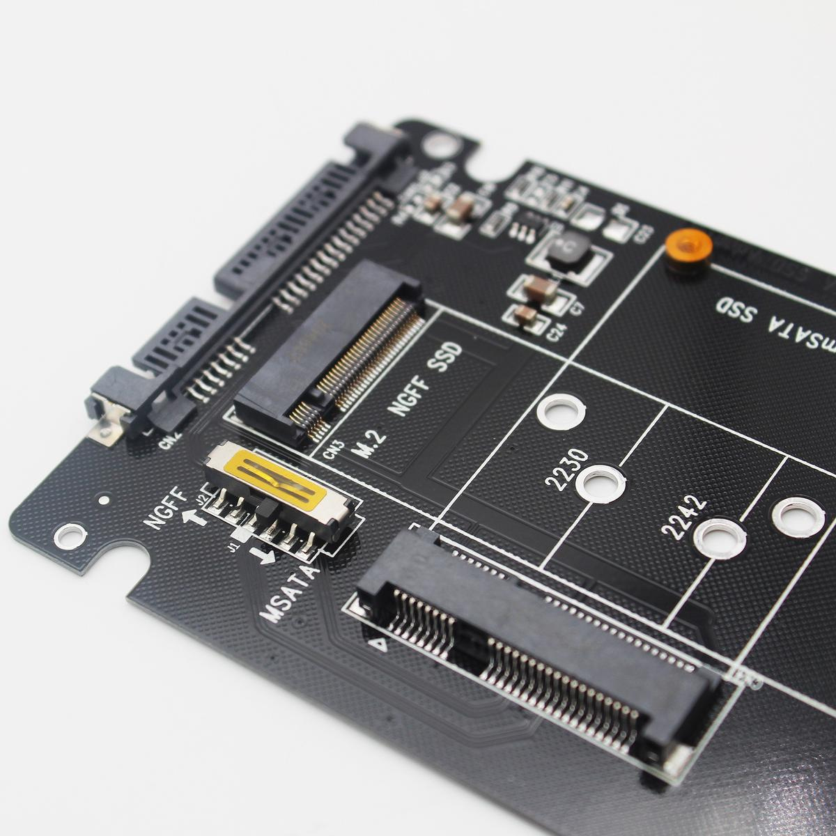 Una scheda di circuito nera con connettori per SSD M.2 NGFF e MSATA.