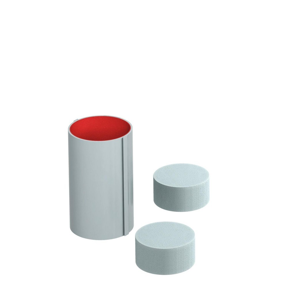 Un cilindro grigio chiaro con interno rosso accanto a due cilindri grigio chiaro più piccoli.