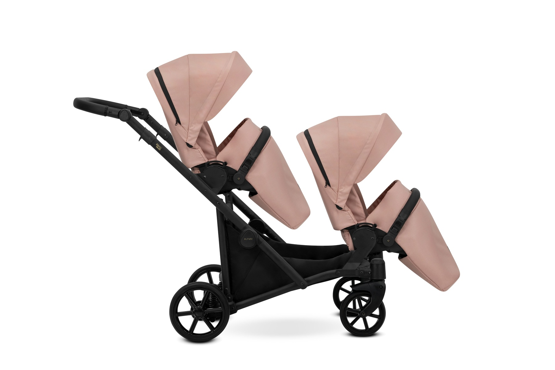 Ein pinker Geschwisterwagen mit schwarzem Rahmen und Rädern auf weißem Grund.