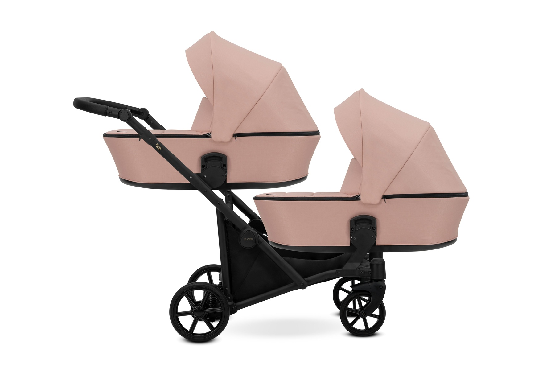 Ein rosafarbener Zwillingskinderwagen mit schwarzem Rahmen und Rädern.