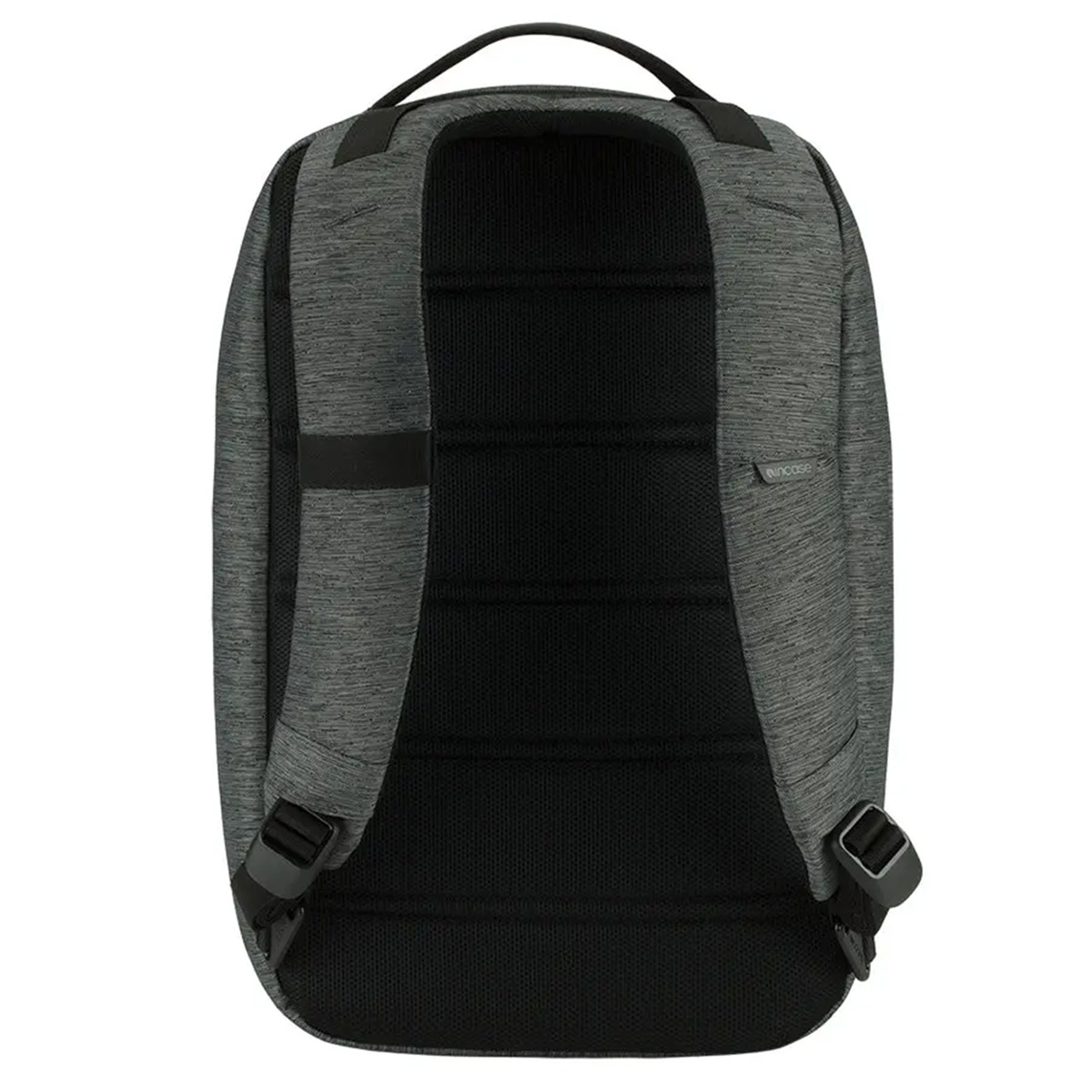 Rückansicht eines grauen Rucksacks mit gepolsterten Trägern und schwarzem Netzrücken.