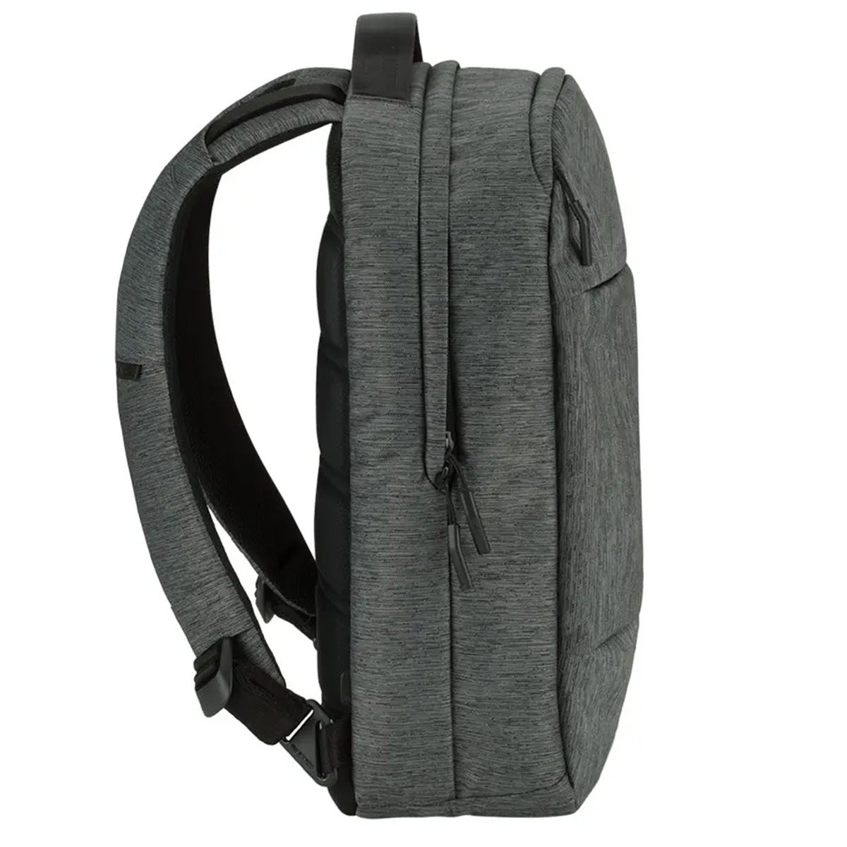 Ein grauer Rucksack mit schwarzen Trägern ist von der Seite vor weißem Hintergrund zu sehen.