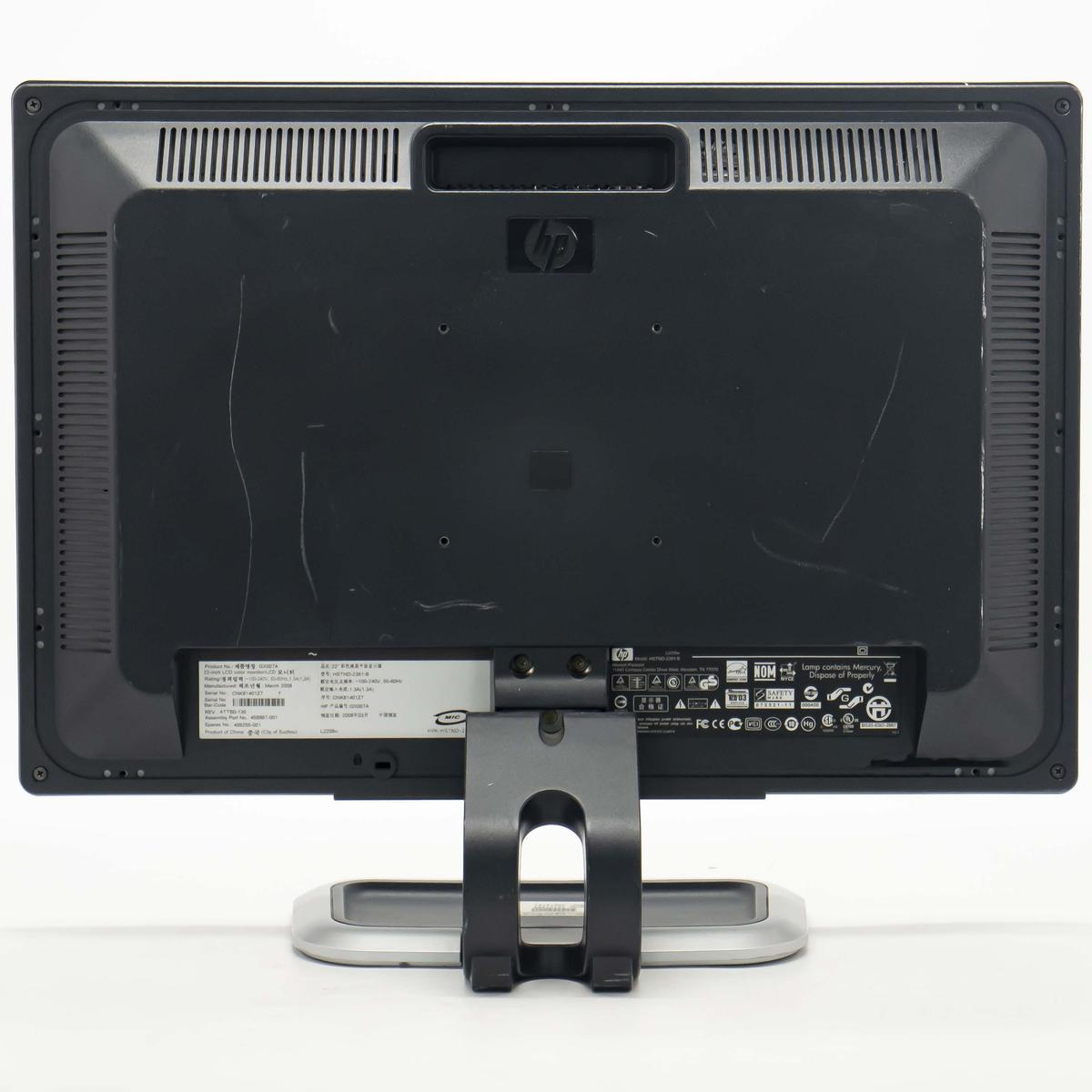 Vista posteriore di un monitor per computer HP nero con prese d'aria ed etichette.
