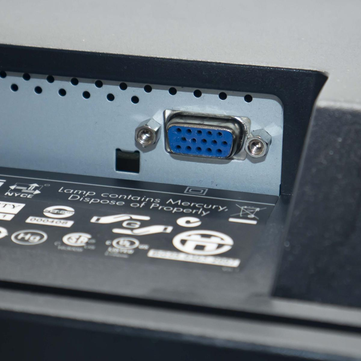 Primo piano di una porta VGA blu sul pannello posteriore di un monitor per computer.