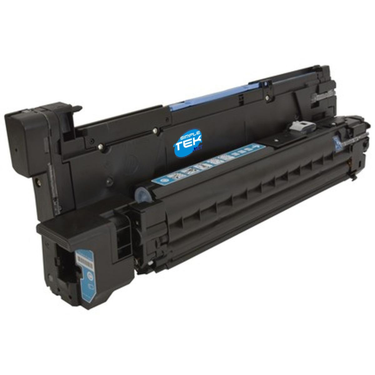 Una cartuccia toner nera, in piedi su sfondo bianco.
