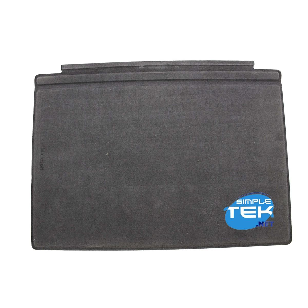 Una cover per tastiera Microsoft Surface grigio scuro è mostrata piatta su sfondo bianco.