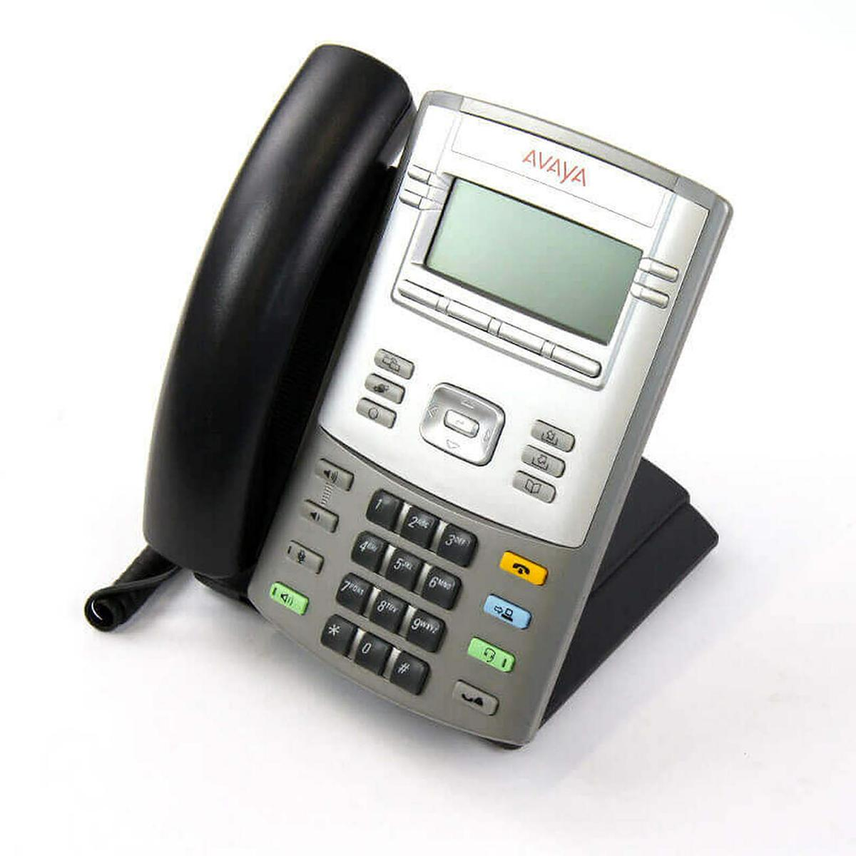 Telefono da ufficio Avaya argentato con cornetta, tastiera e supporto neri su sfondo bianco.