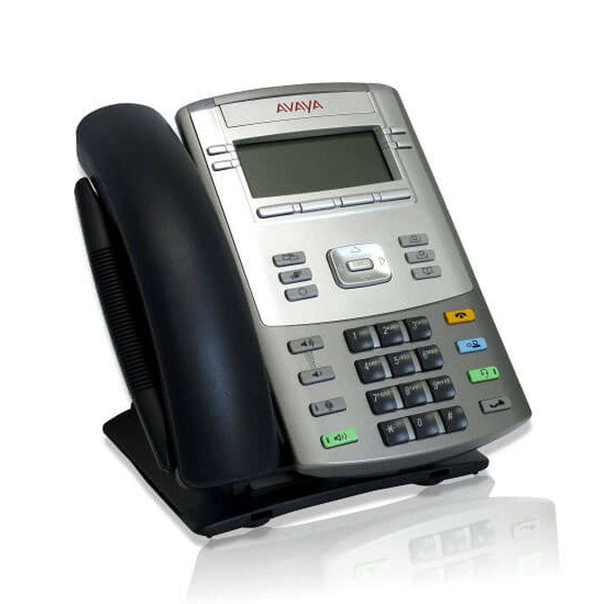Un telefono da scrivania Avaya argentato con cornetta nera su un supporto.
