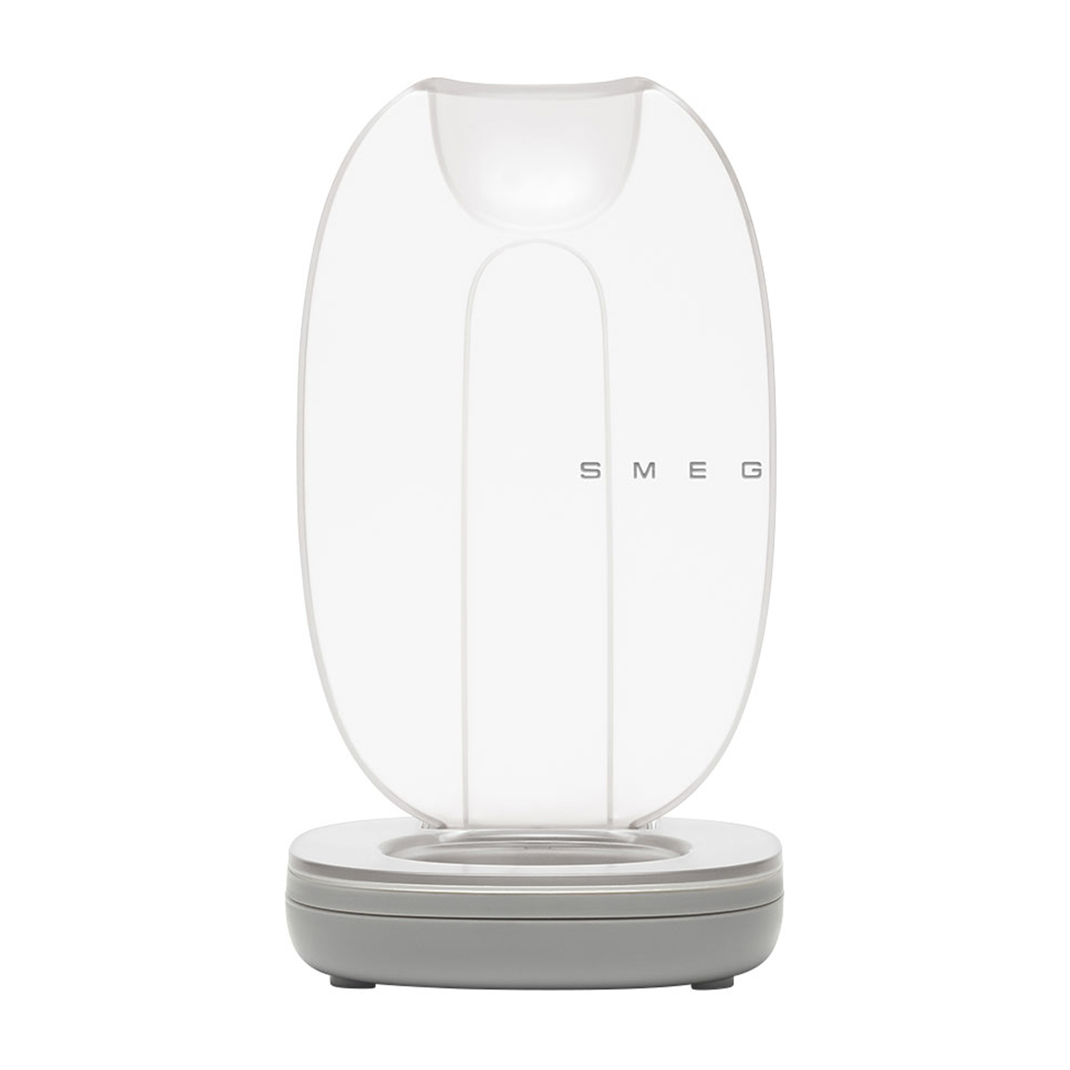 Un supporto Smeg in plastica trasparente con base grigia su sfondo bianco.