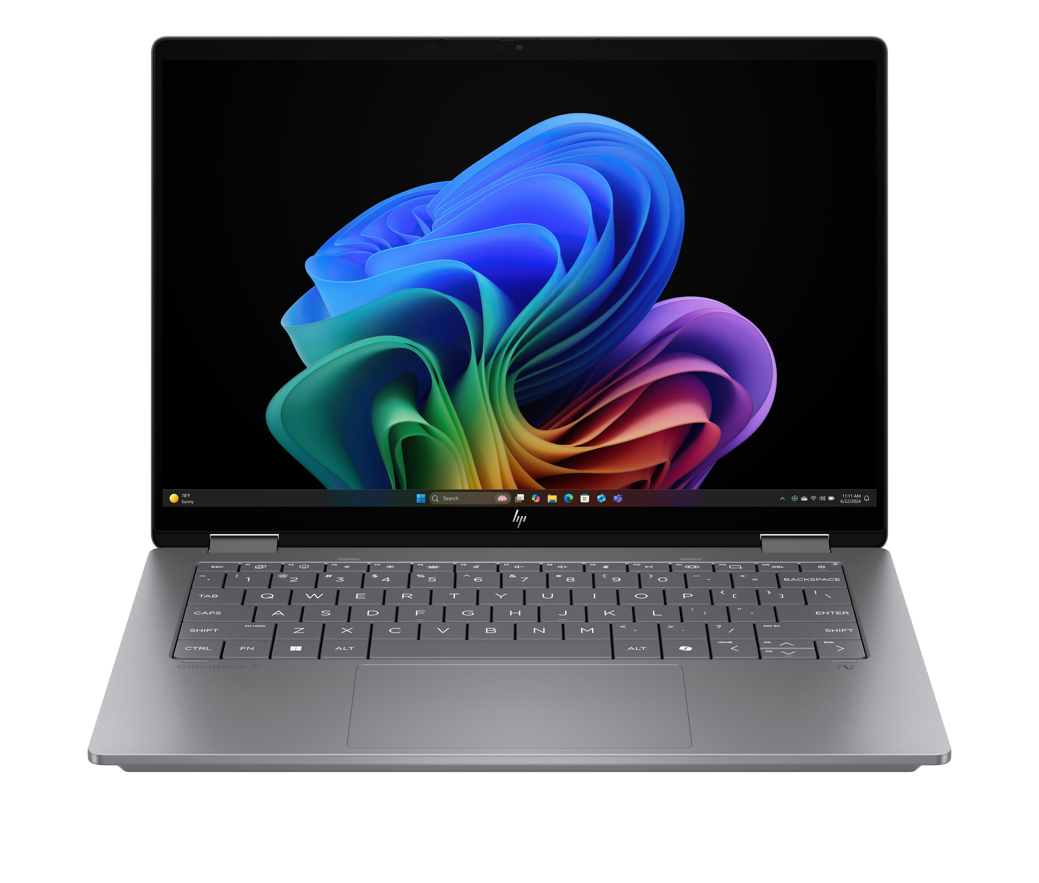 Srebrny laptop HP OmniBook X jest otwarty, wyświetla kolorową abstrakcyjną tapetę i pasek zadań Windows.