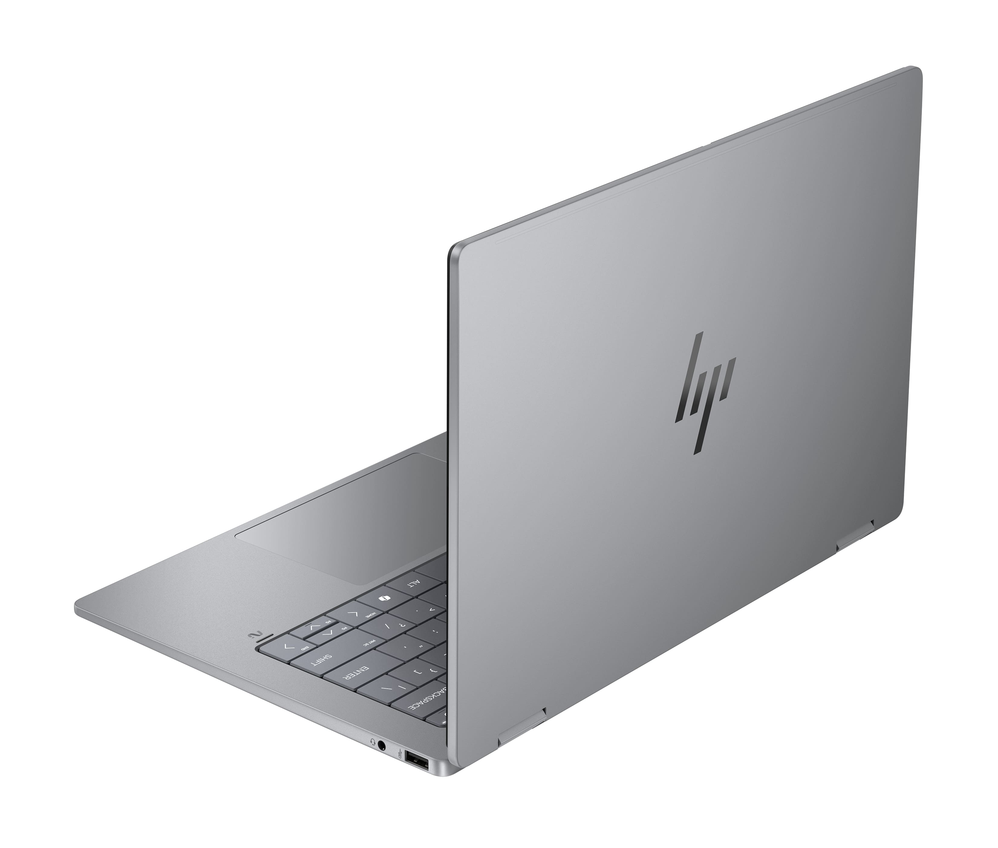 Srebrny laptop HP jest otwarty, pokazując klawiaturę i czarne logo HP na pokrywie.