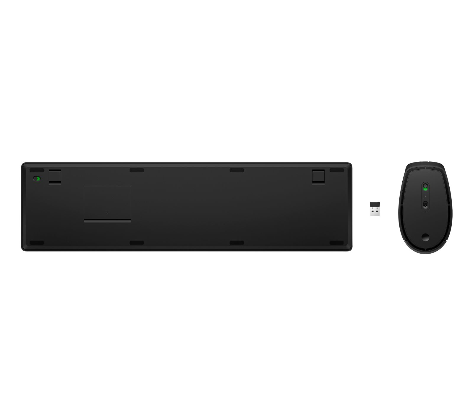 Tastiera e mouse neri con ricevitore USB su sfondo bianco.