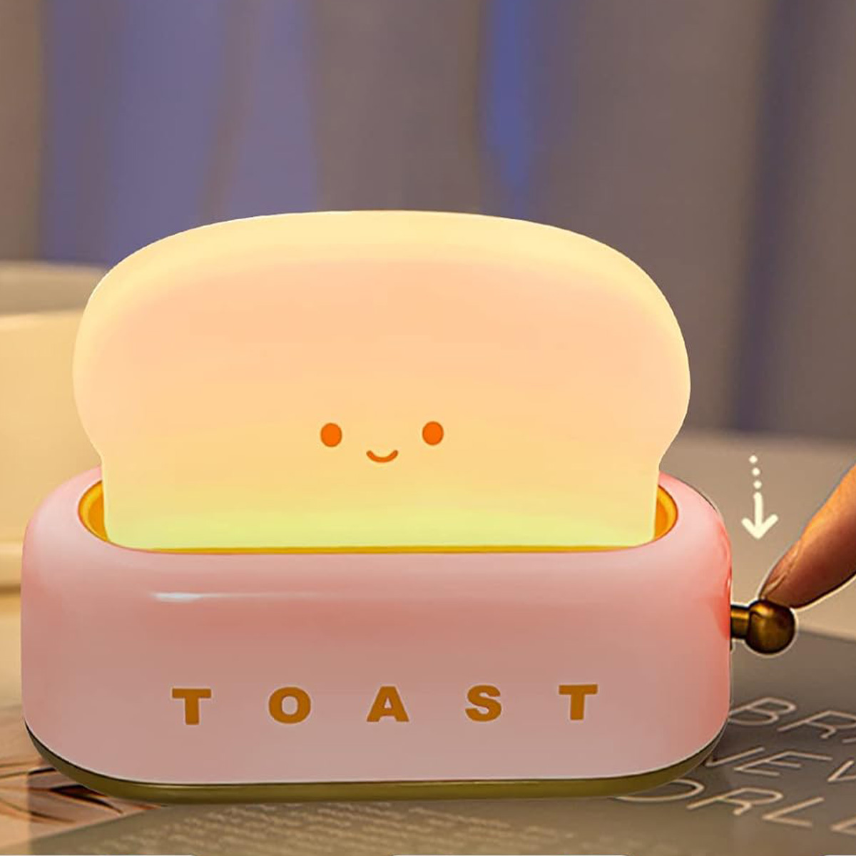 Niedliches Nachtlicht in Toastform mit lächelndem Gesicht auf pinkem Toaster-Sockel.