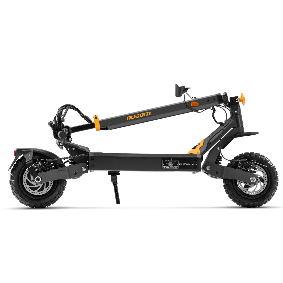 Uno scooter elettrico pieghevole nero con pneumatici tassellati e accenti gialli. Vista dettagliata.