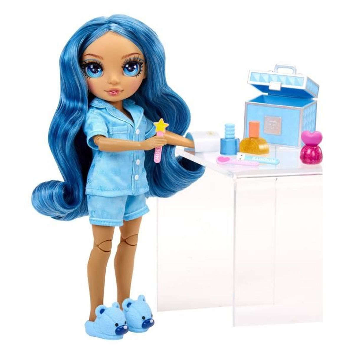 Bambola dai capelli blu in pigiama e pantofole a orso tiene una bacchetta a stella vicino a un tavolo trasparente con prodotti di bellezza.