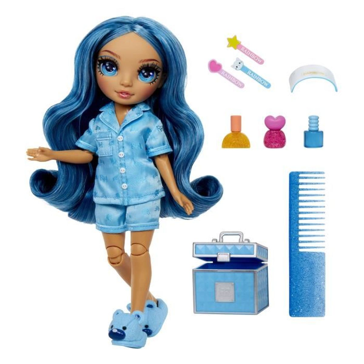 Bambola con capelli blu indossa pigiama blu e pantofole orso. Accessori: pettine, trucchi, valigetta.