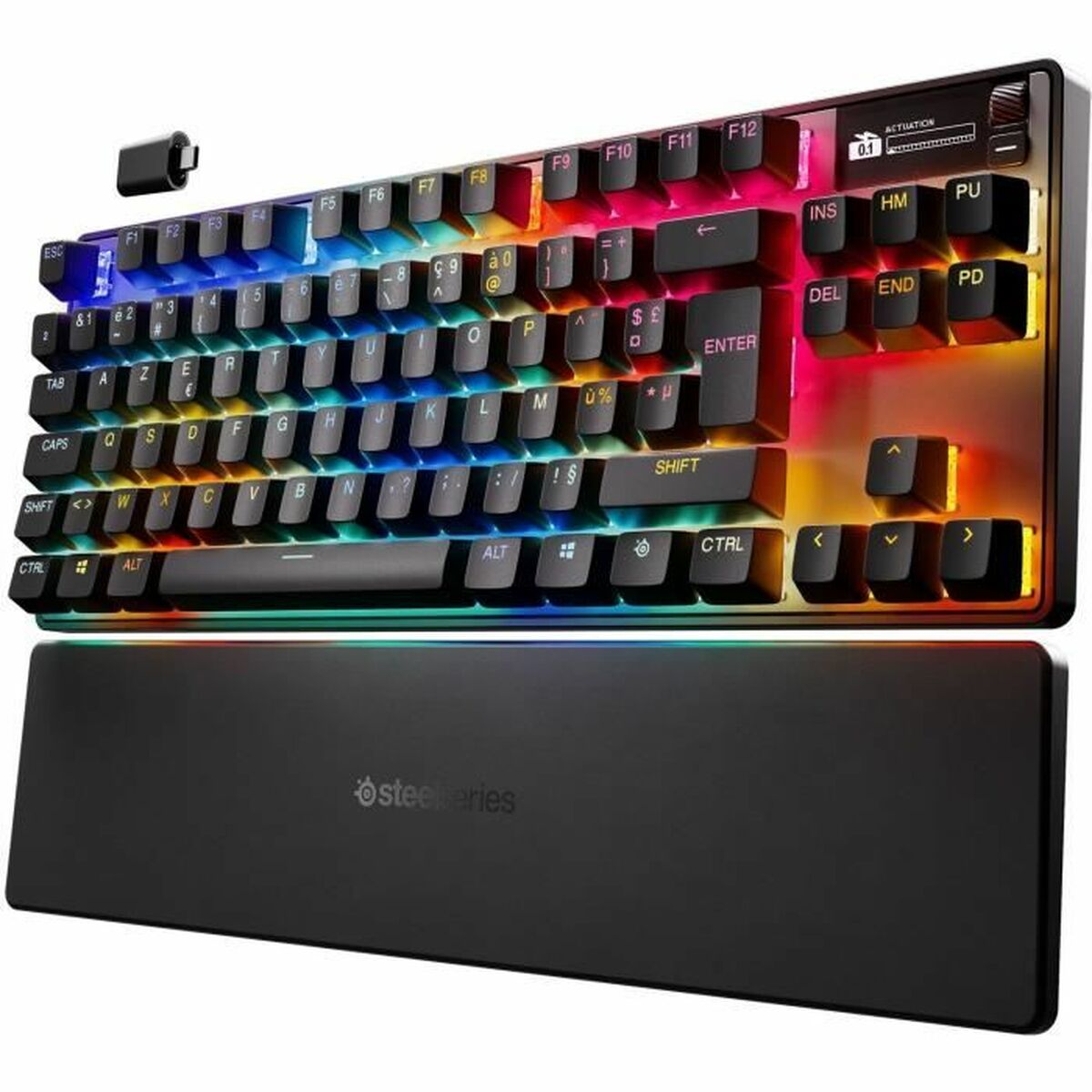 Una tastiera meccanica nera con illuminazione RGB e poggiapolsi rimovibile.