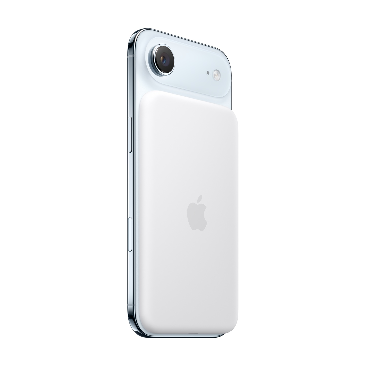 Ein weißer Apple MagSafe Akku ist an der Rückseite eines hellblauen iPhones befestigt.