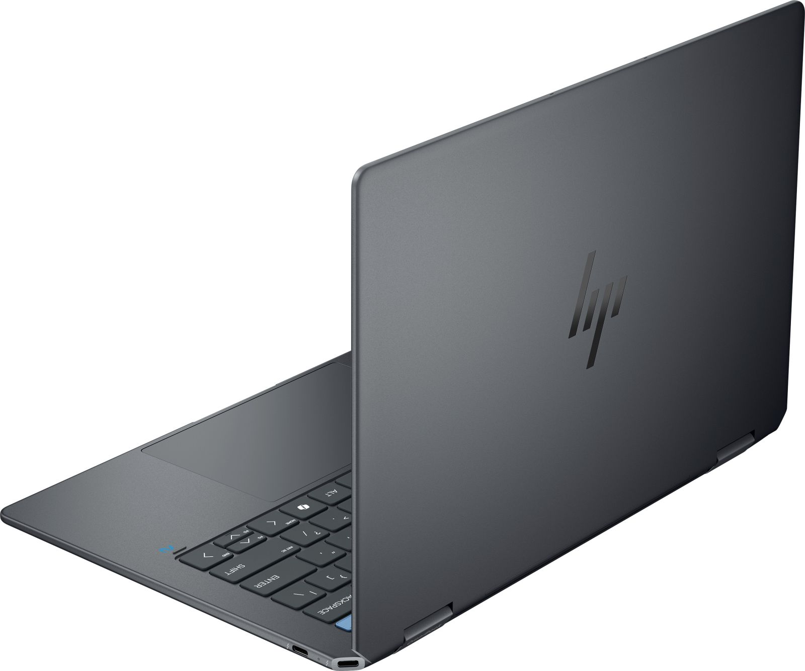 Ciemnoszary laptop HP pokazany z lekko podwyższonej perspektywy bocznej, z otwartą pokrywą.