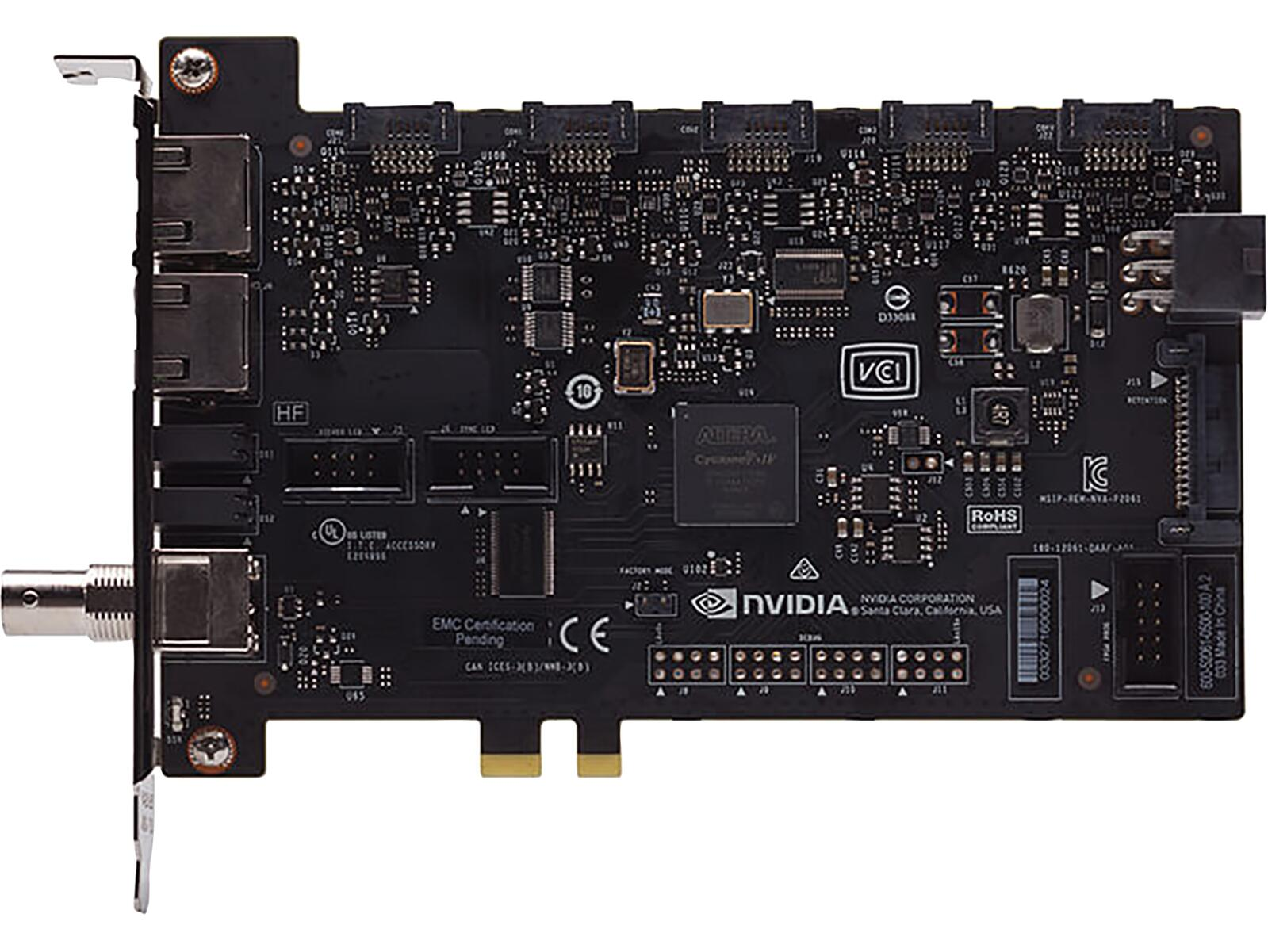 Una scheda NVIDIA nera con connettori e molti piccoli componenti.