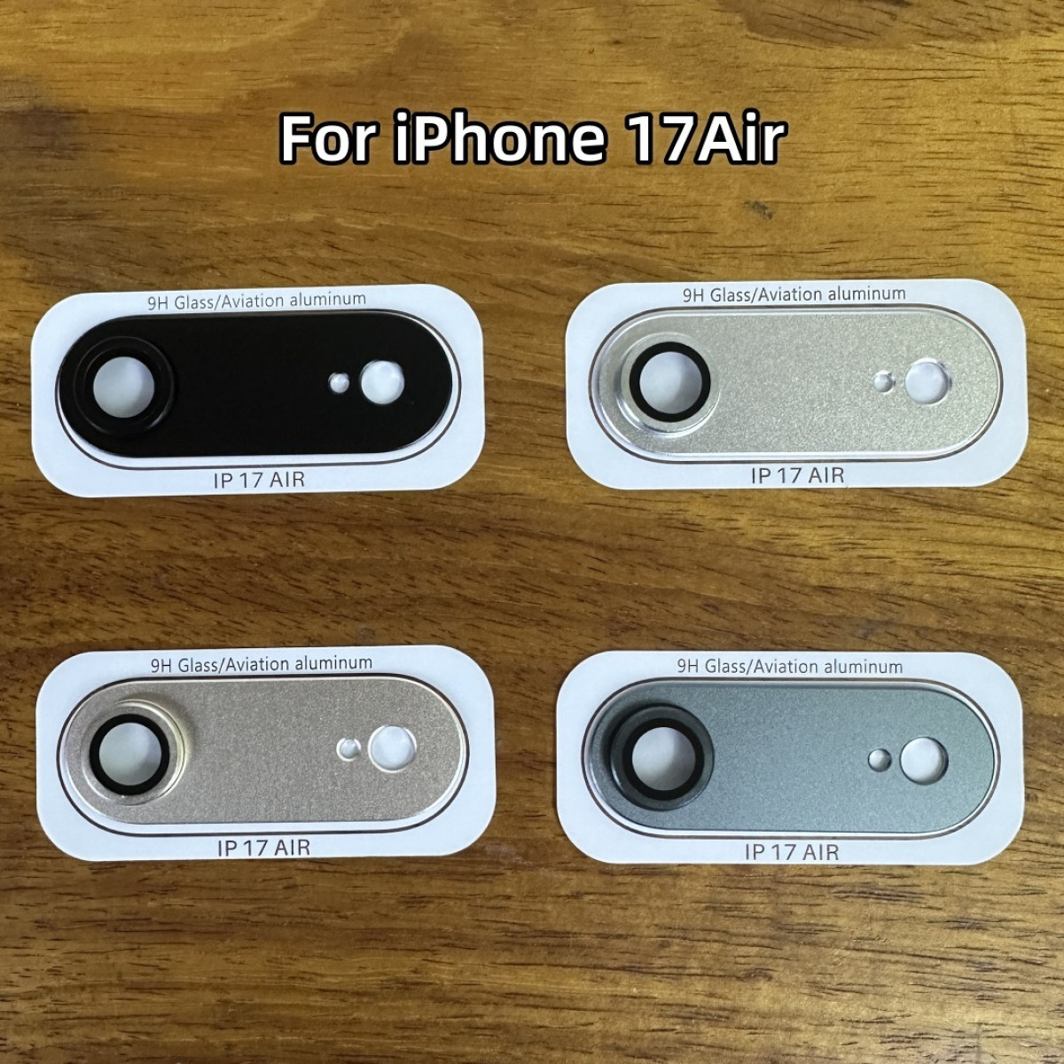 Quattro copriobiettivo per fotocamera iPhone 17Air in nero, argento, grigio e blu.