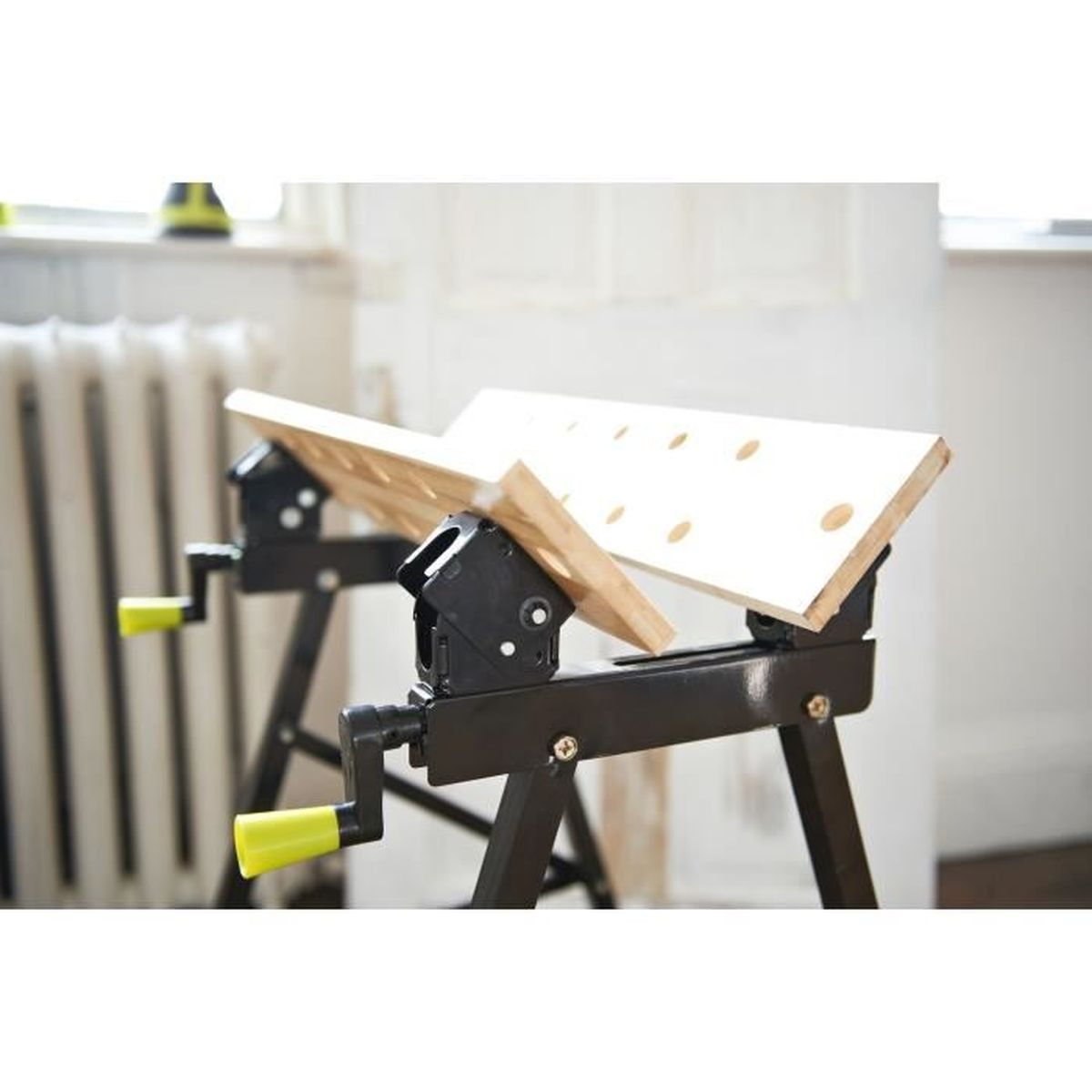 Zwei Werkbänke mit Holzplatten, die mit gelben Kurbeln gehalten werden.