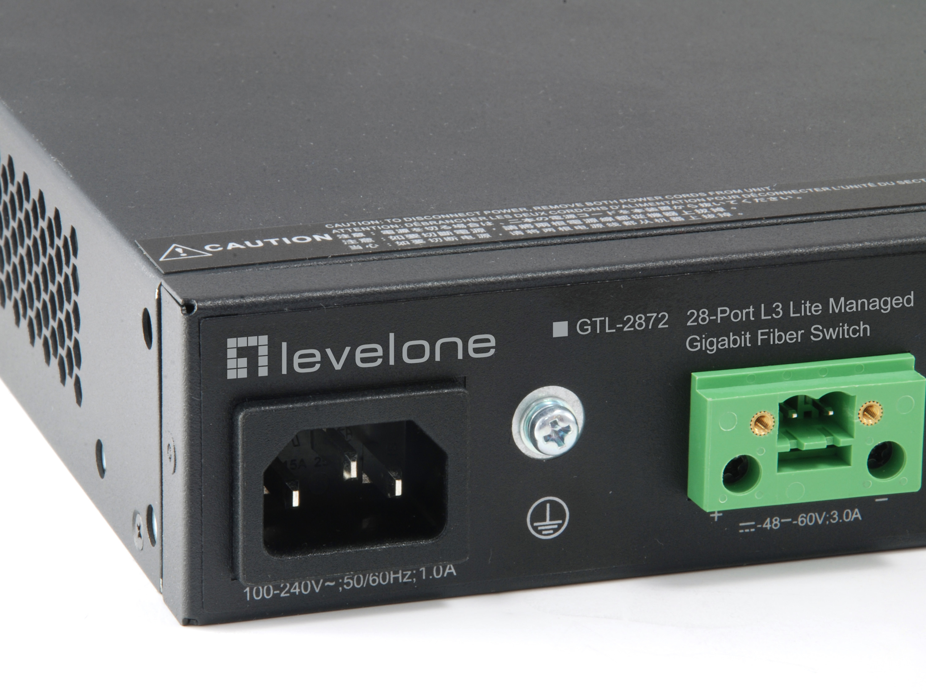 Uno switch di rete nero con porte ed etichette, incluse connessioni di alimentazione e fibra.