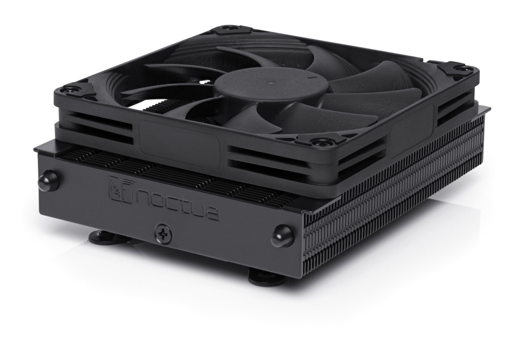 Un dissipatore CPU Noctua nero con ventola su un dissipatore.