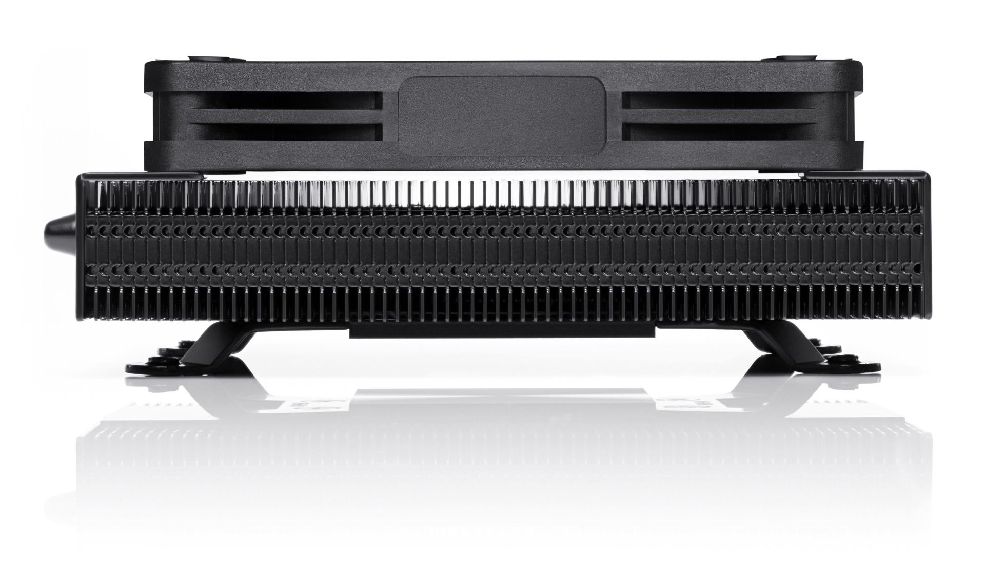 Un dissipatore CPU nero con una densa schiera di alette e una copertura ventola rettangolare su superficie bianca riflettente.