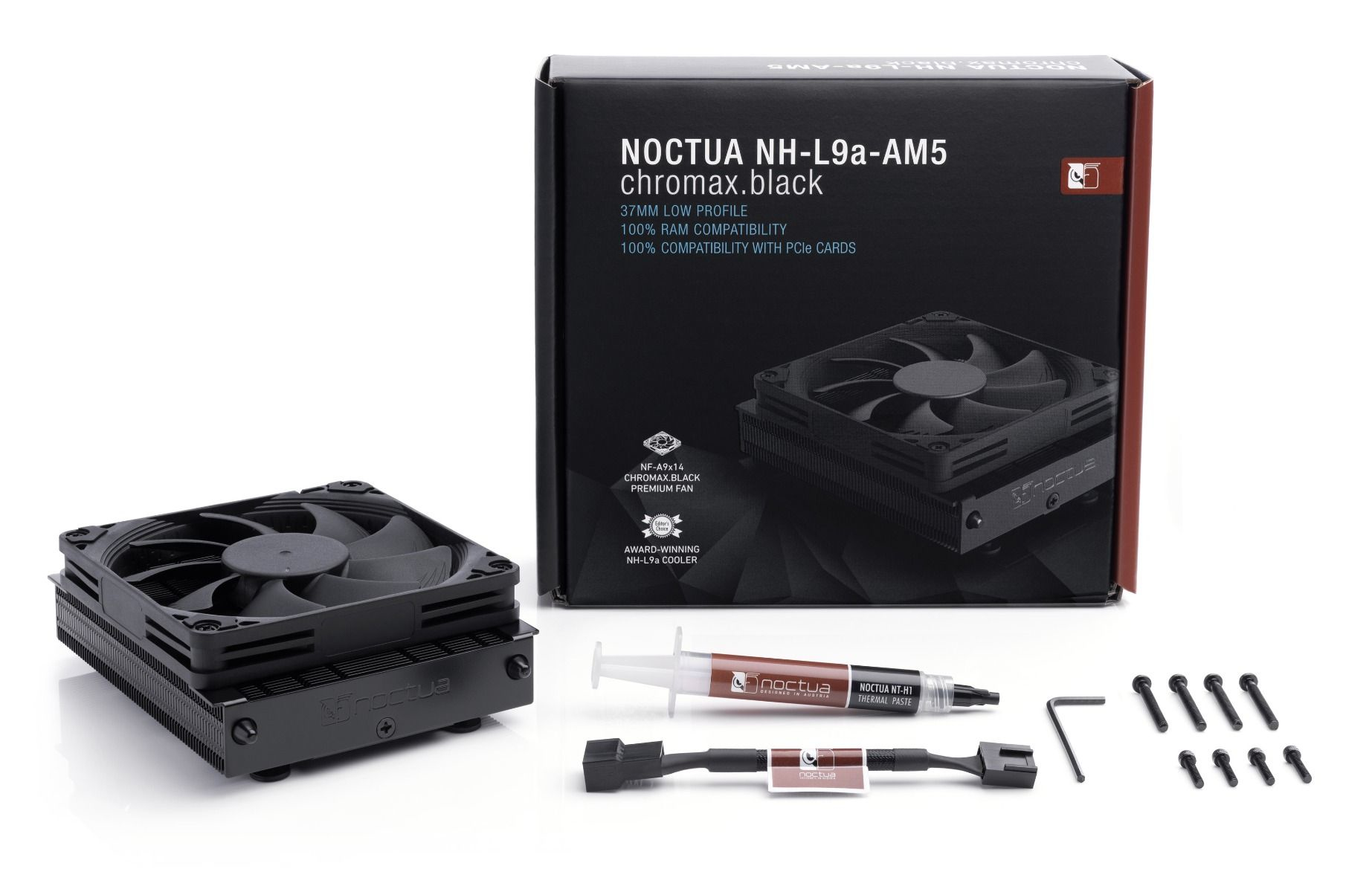Dissipatore Noctua NH-L9a-AM5, pasta termica, viti e chiave a brugola su sfondo bianco.
