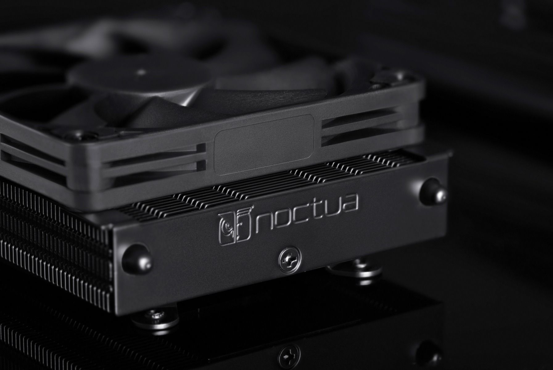 Primo piano di un dissipatore CPU Noctua nero con ventola sopra e alette.