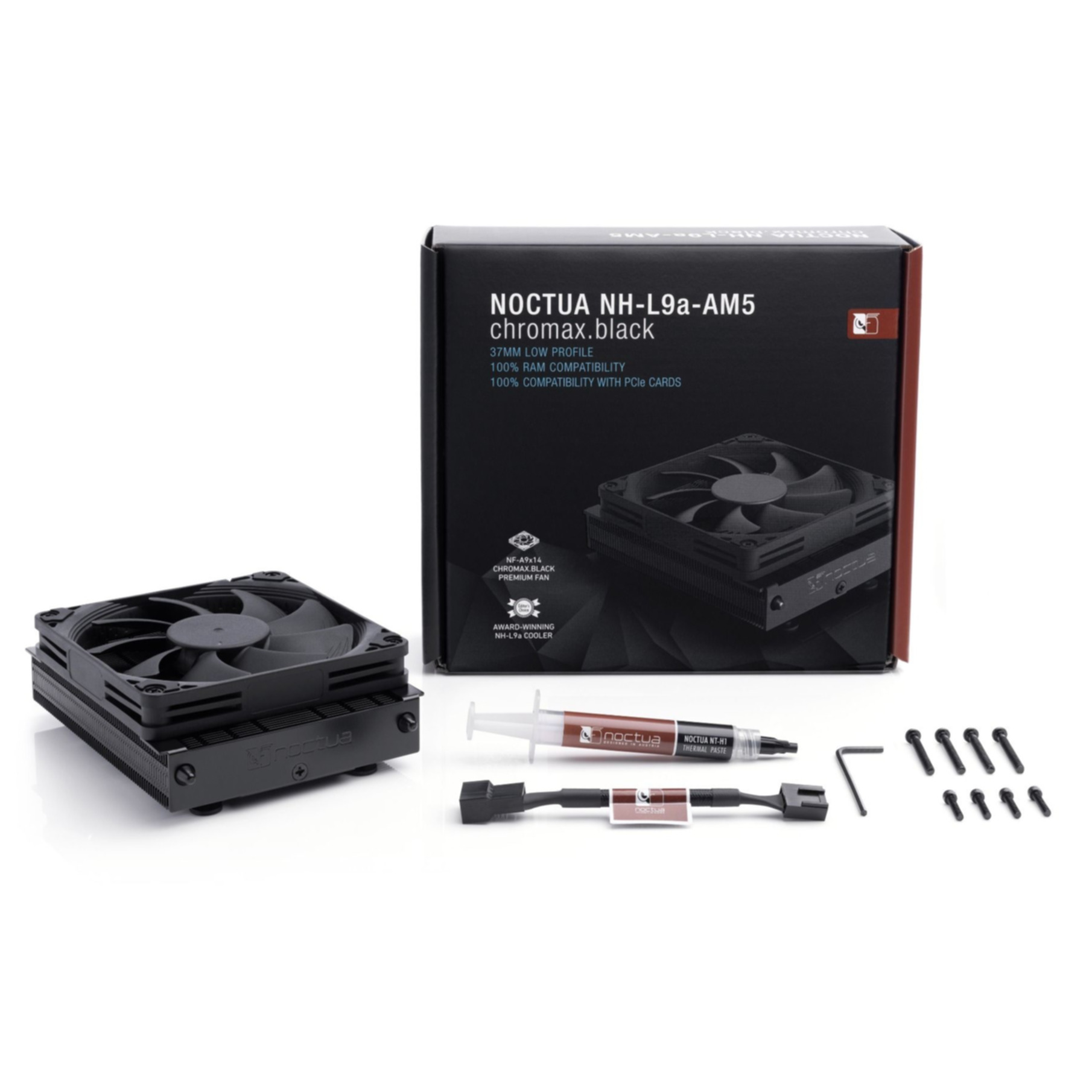 Un dissipatore CPU Noctua nero con ventola, pasta termica e accessori su sfondo bianco.