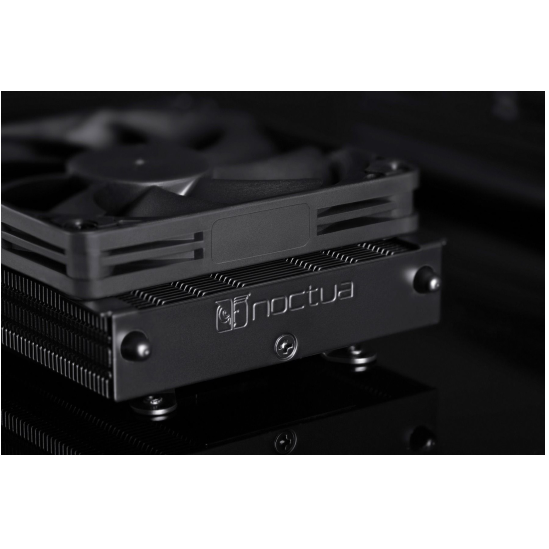 Dissipatore CPU Noctua nero con ventola e dissipatore. Primo piano.
