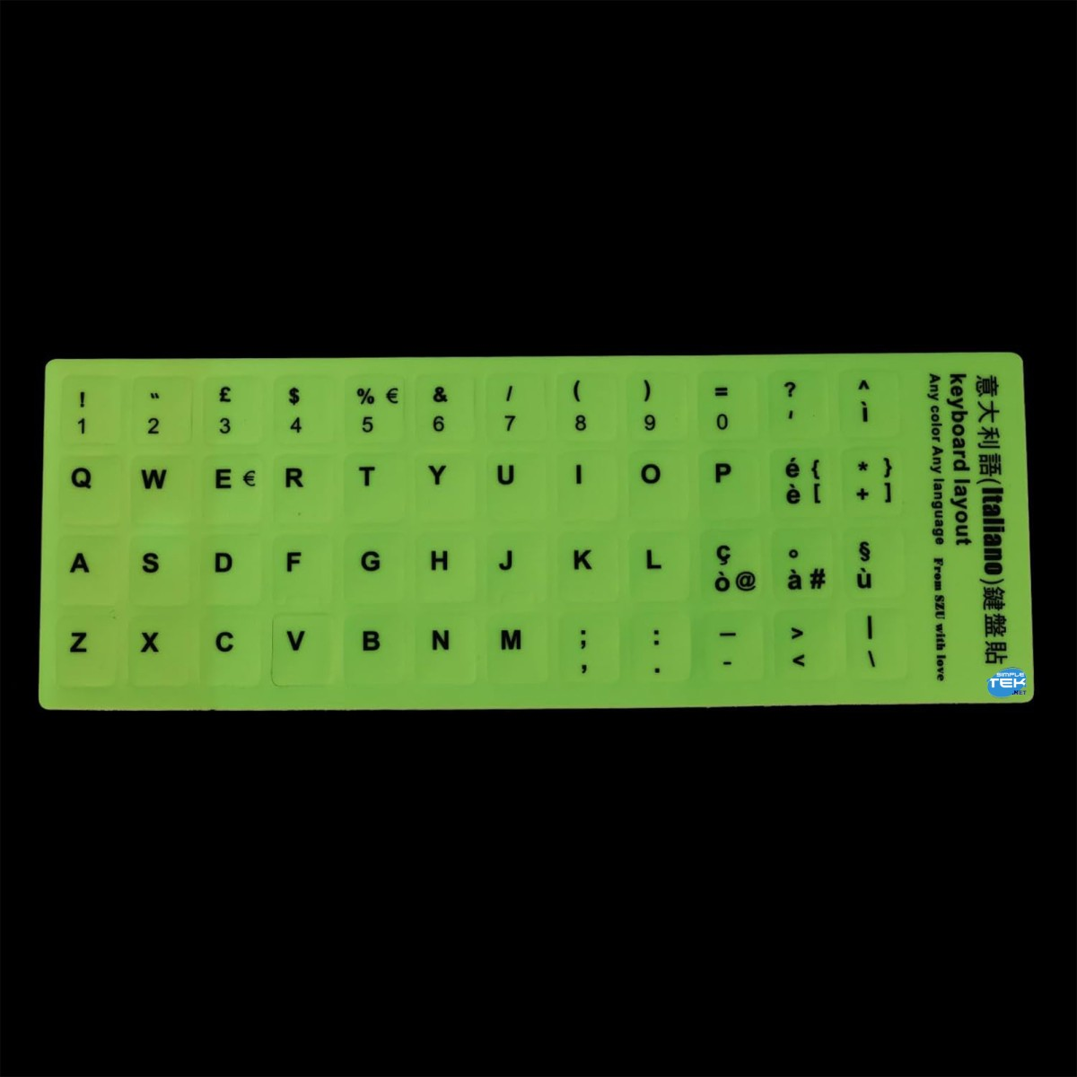 Una copritastiera verde neon con caratteri italiani e lettere inglesi.