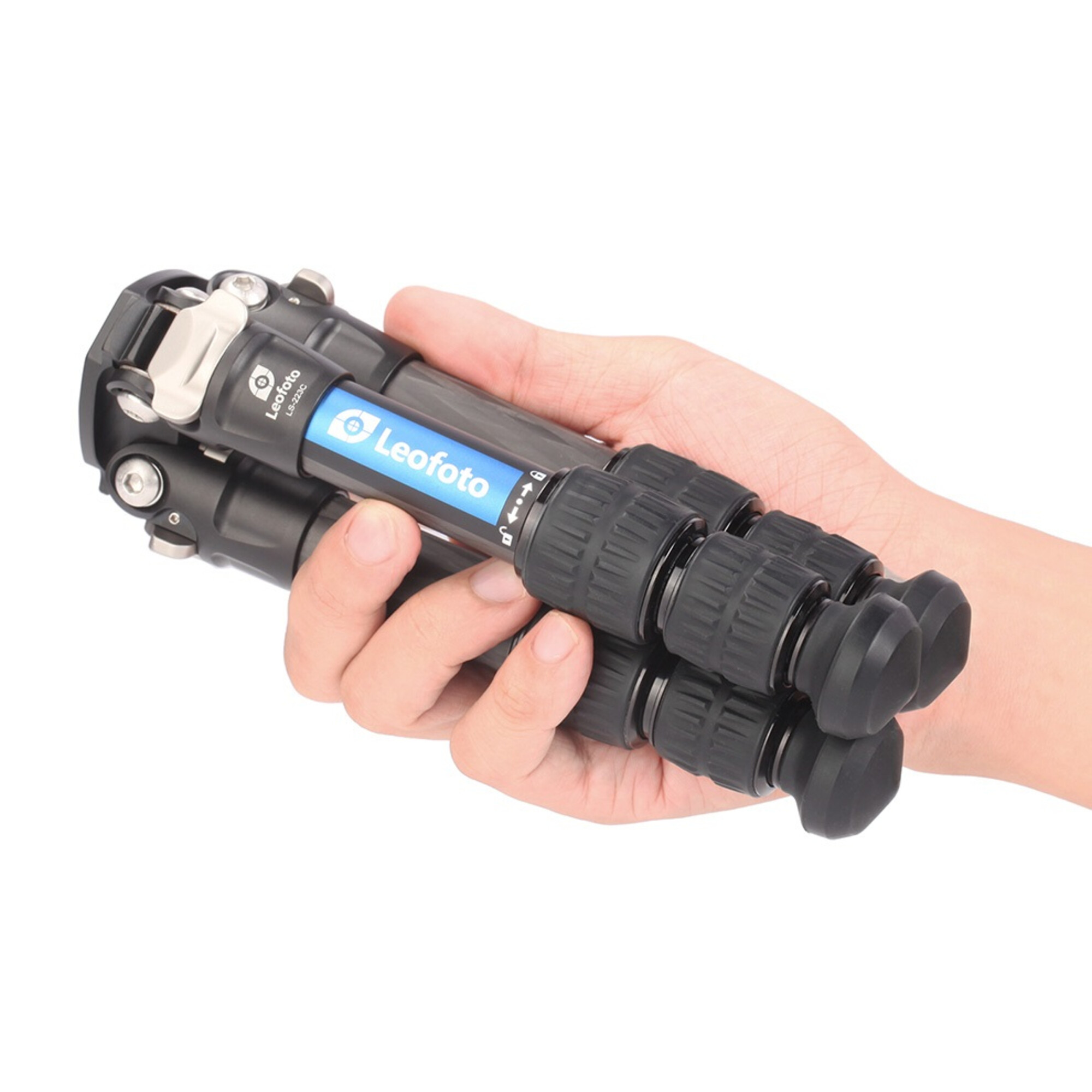 Eine Hand hält ein schwarzes Leofoto Stativ mit blauer Beschriftung.