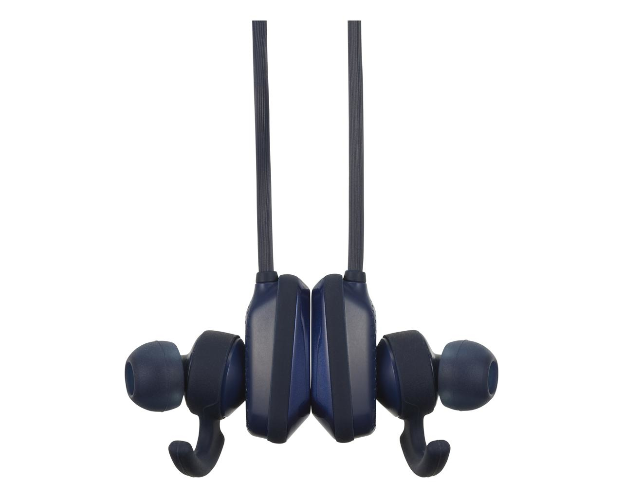Primo piano di auricolari wireless blu scuro appesi ai loro cavi neri su sfondo bianco.