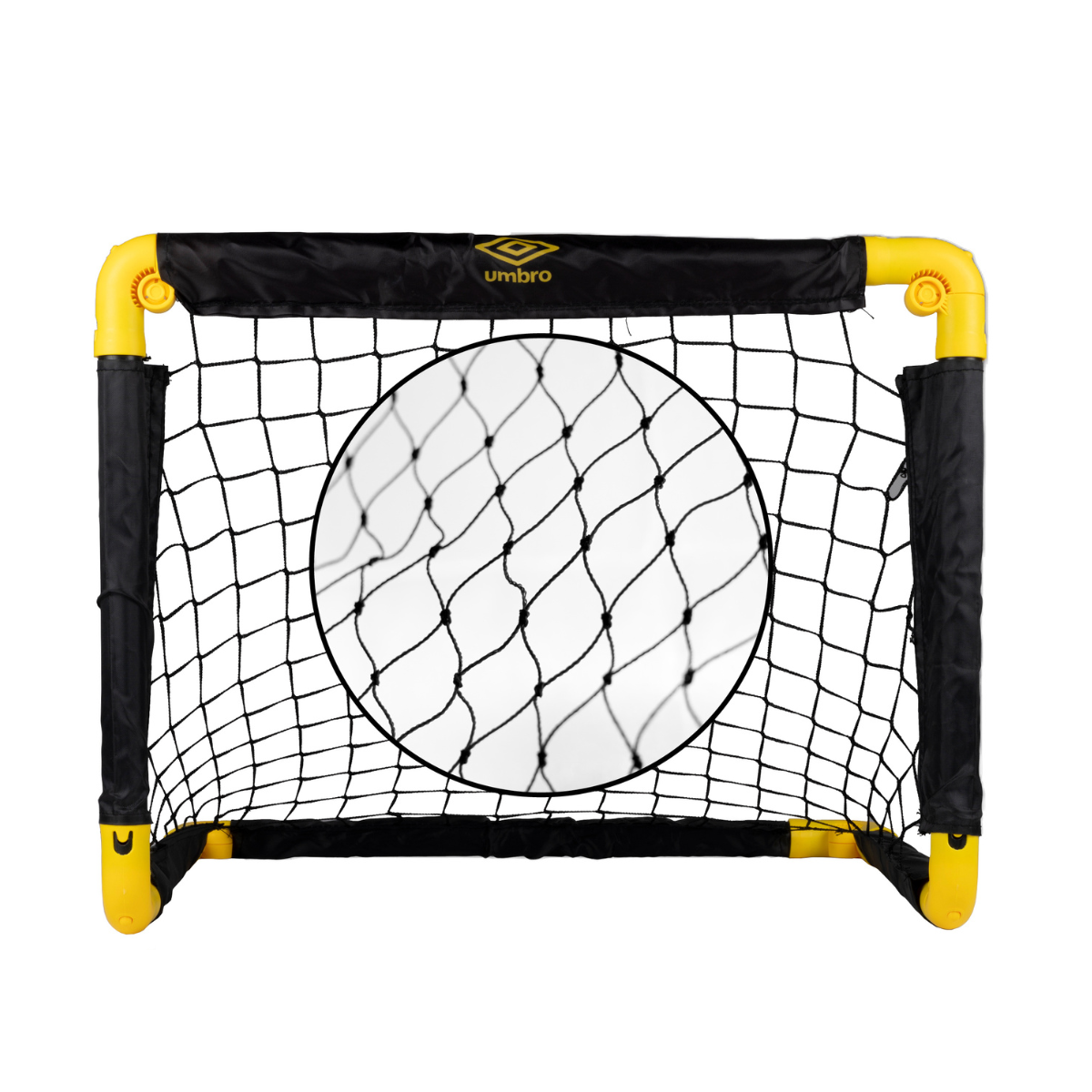 Ein tragbares Fußballtor in Schwarz und Gelb mit Netz und Umbro-Logo.