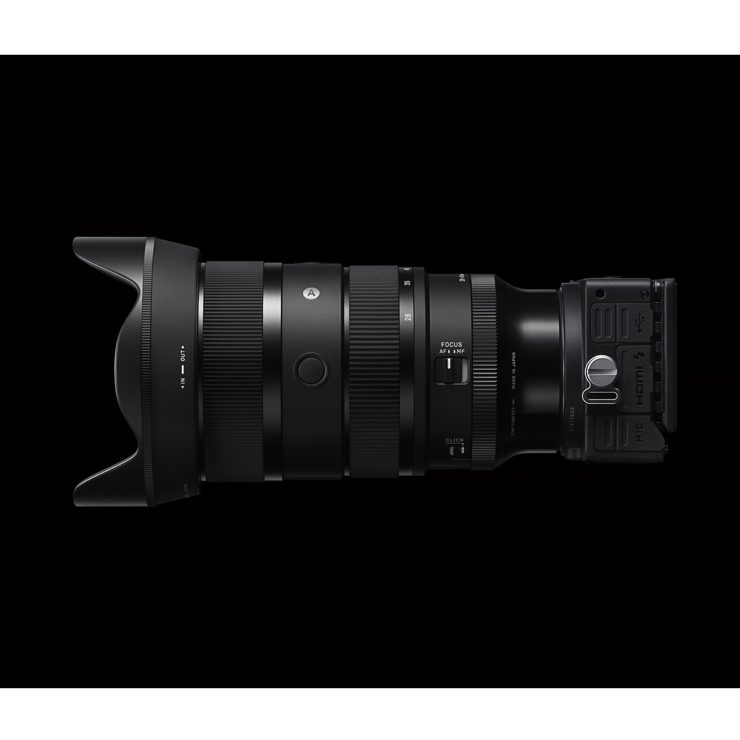 Czarny obiektyw Sigma z pierścieniem ostrości, pierścieniem zoomu i portami.