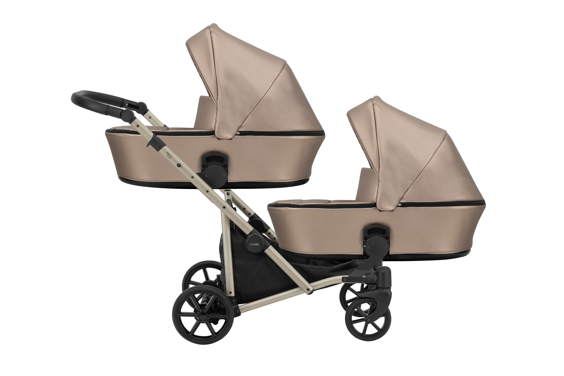 Ein beiger Geschwisterwagen mit zwei Babywannenaufsätzen auf weißem Hintergrund.