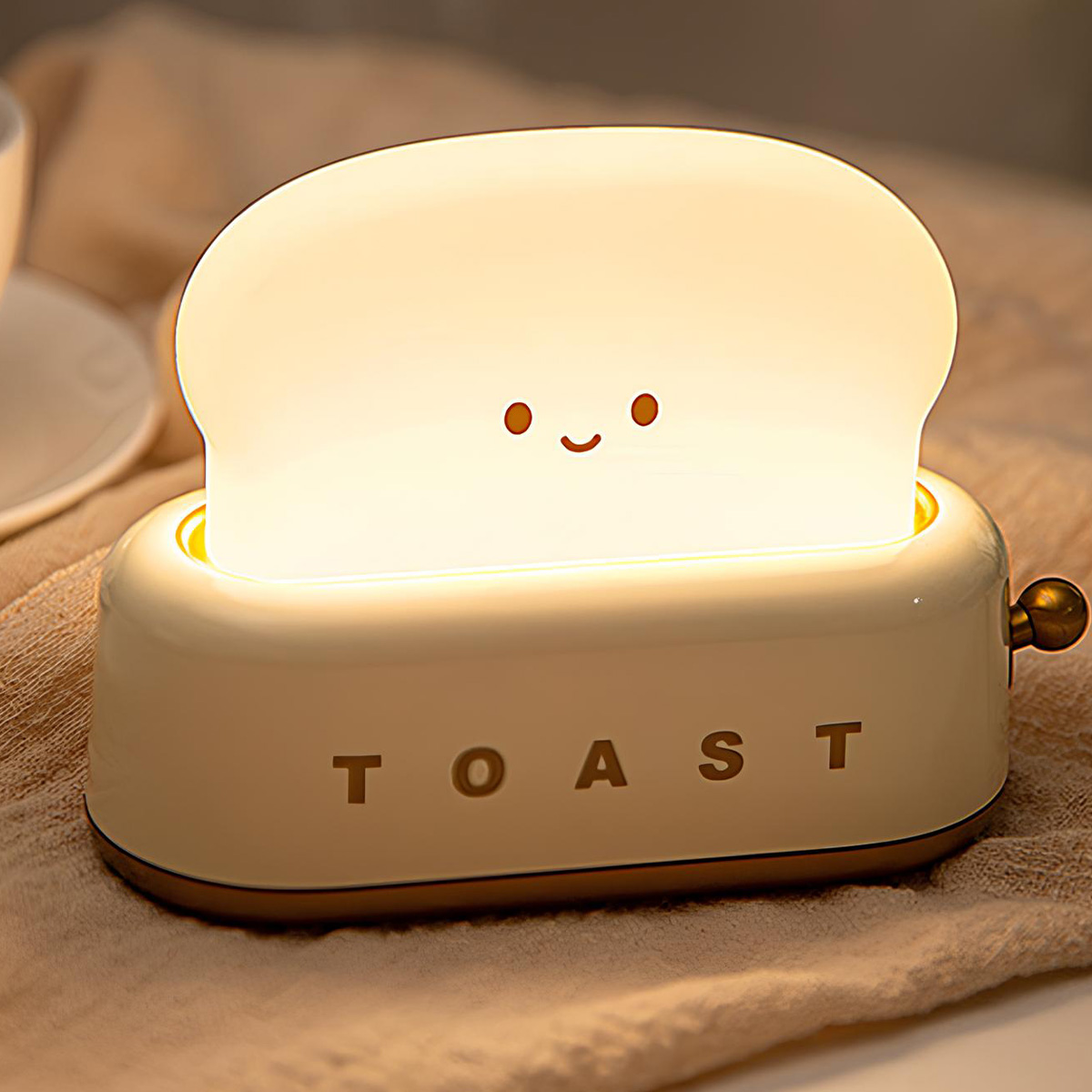 Ein niedliches Toast-förmiges Nachtlicht mit einem lächelnden Gesicht, das warm leuchtet.