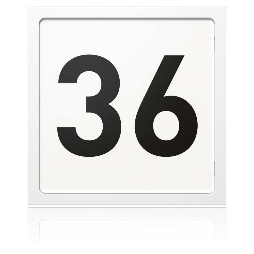 Un cartello quadrato bianco con il numero 36 in grassetto.