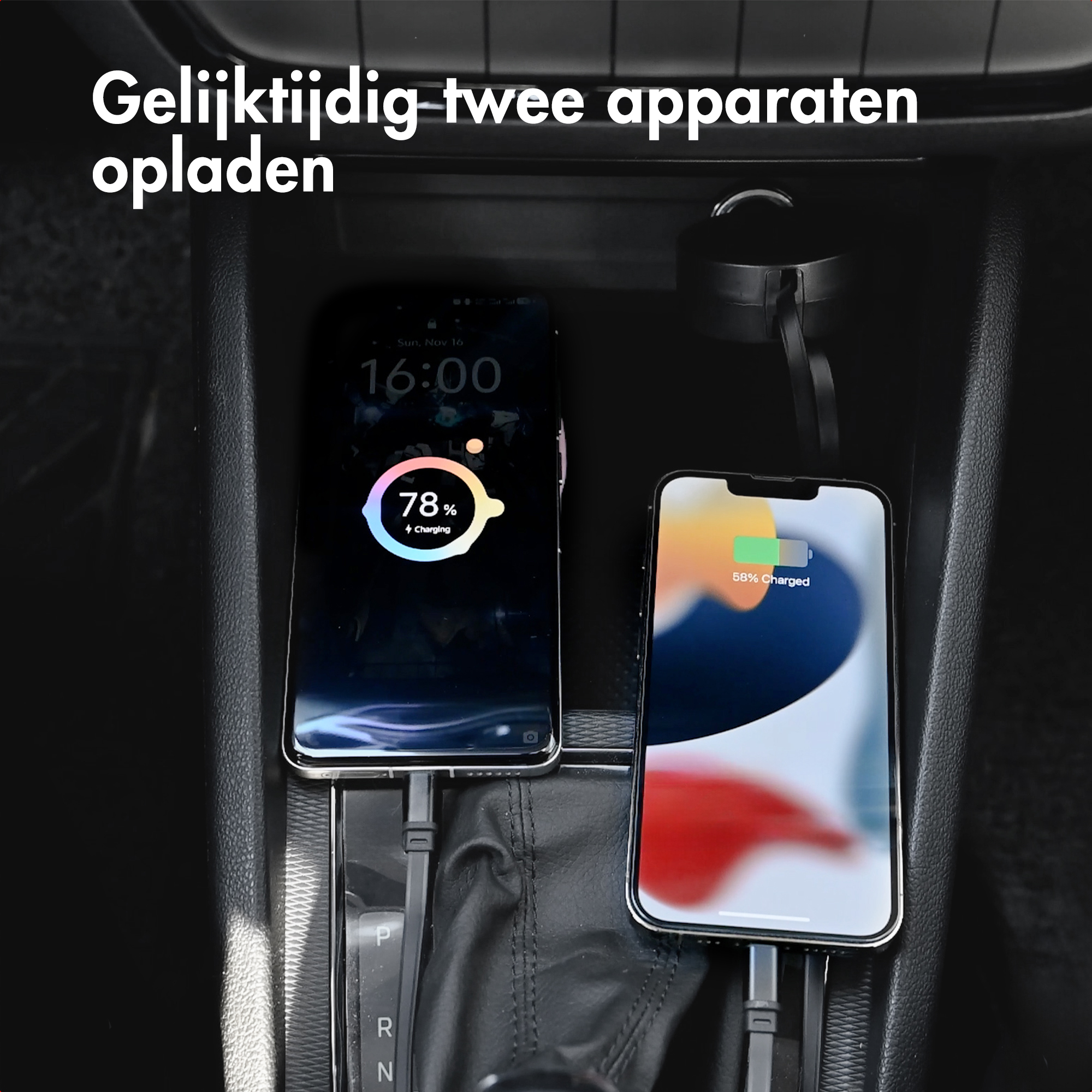 Due telefoni si caricano in un'auto con cavi. Uno al 78%, l'altro al 58%.