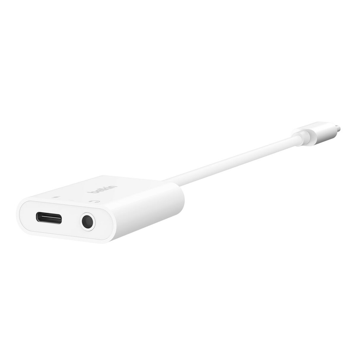 Adattatore Belkin bianco con USB-C, jack per cuffie e porta di ricarica.