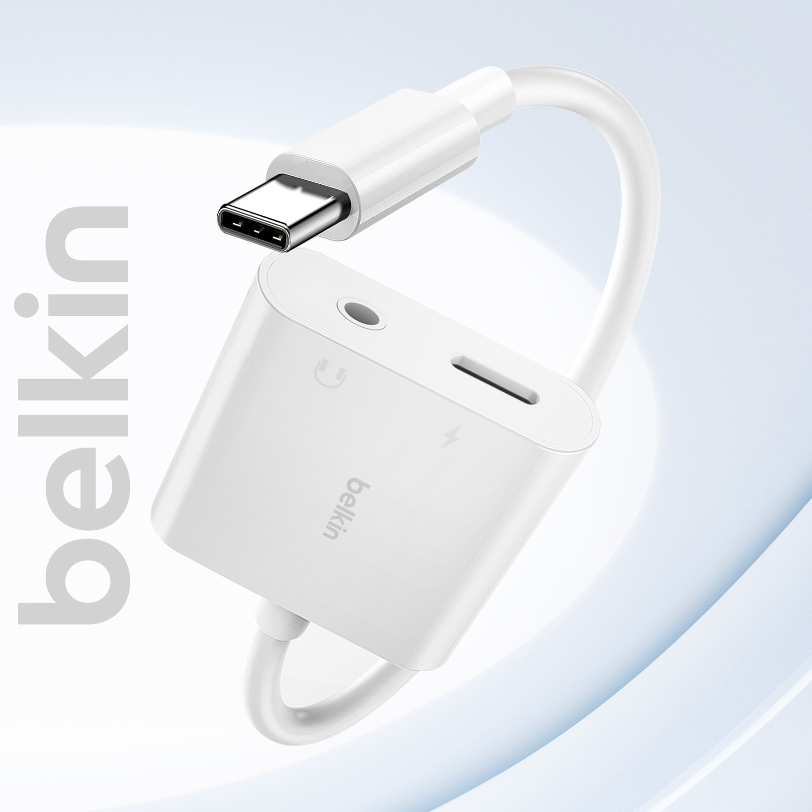 Un adattatore Belkin USB-C bianco con porte per cuffie e ricarica.