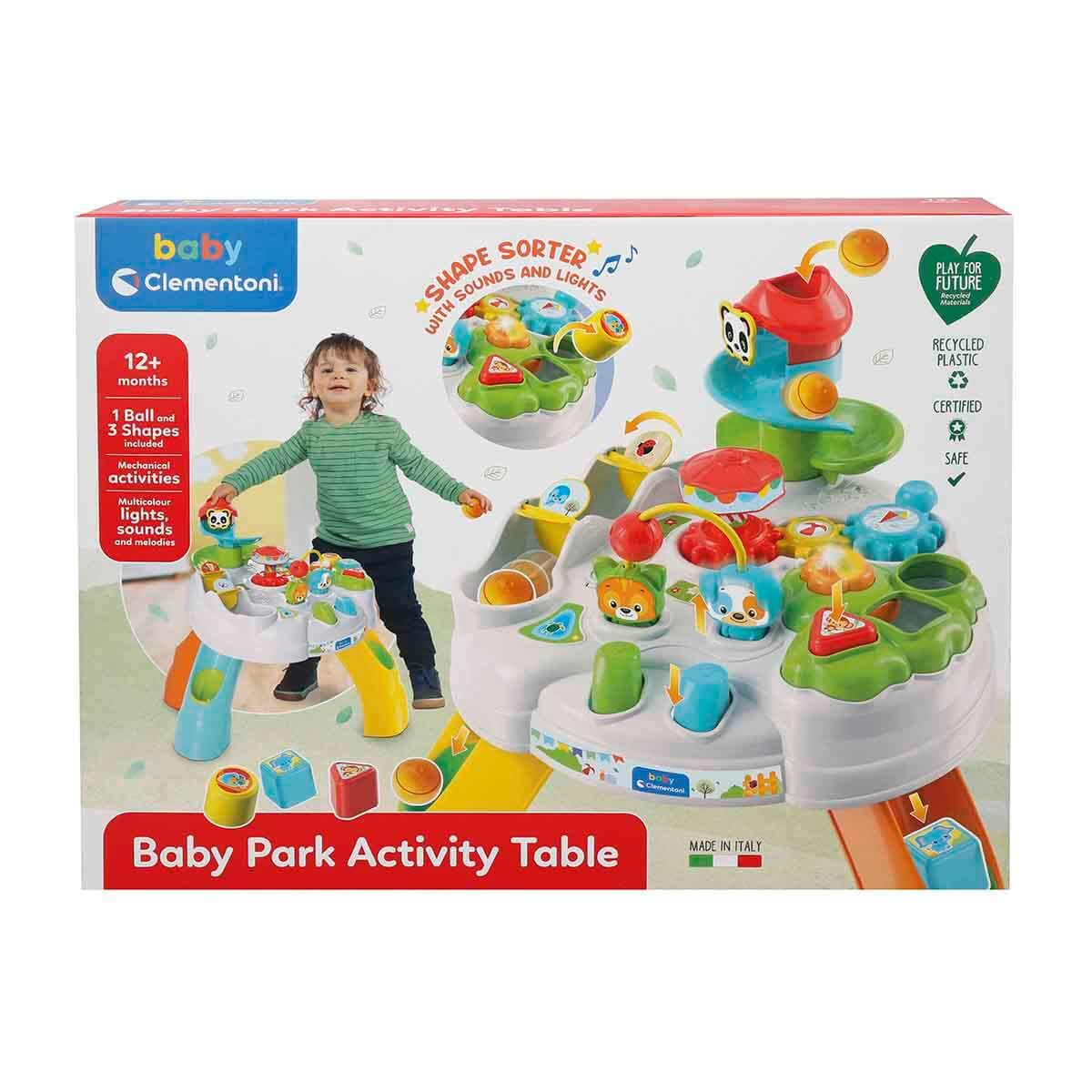 Clementoni Baby Park Aktivite Masası, bir çocuk ve renkli oyuncaklarla.
