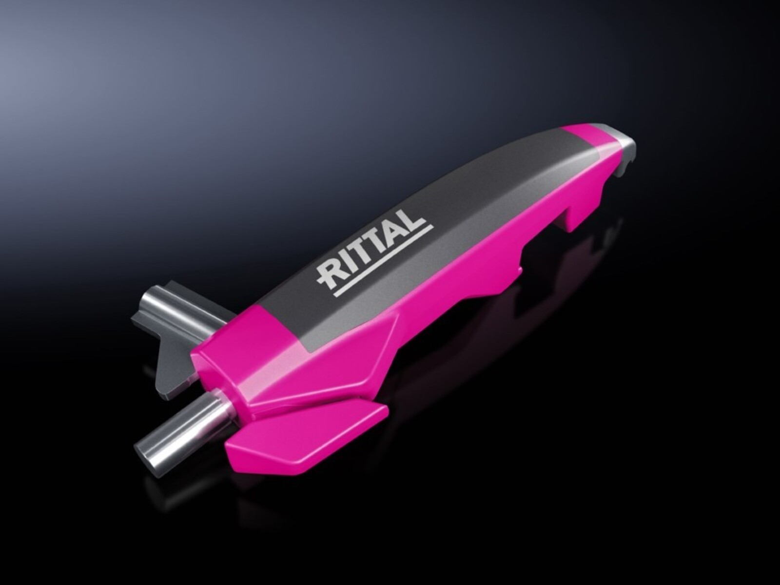 Un attrezzo Rittal rosa e grigio con accenti metallici su una superficie scura e riflettente.