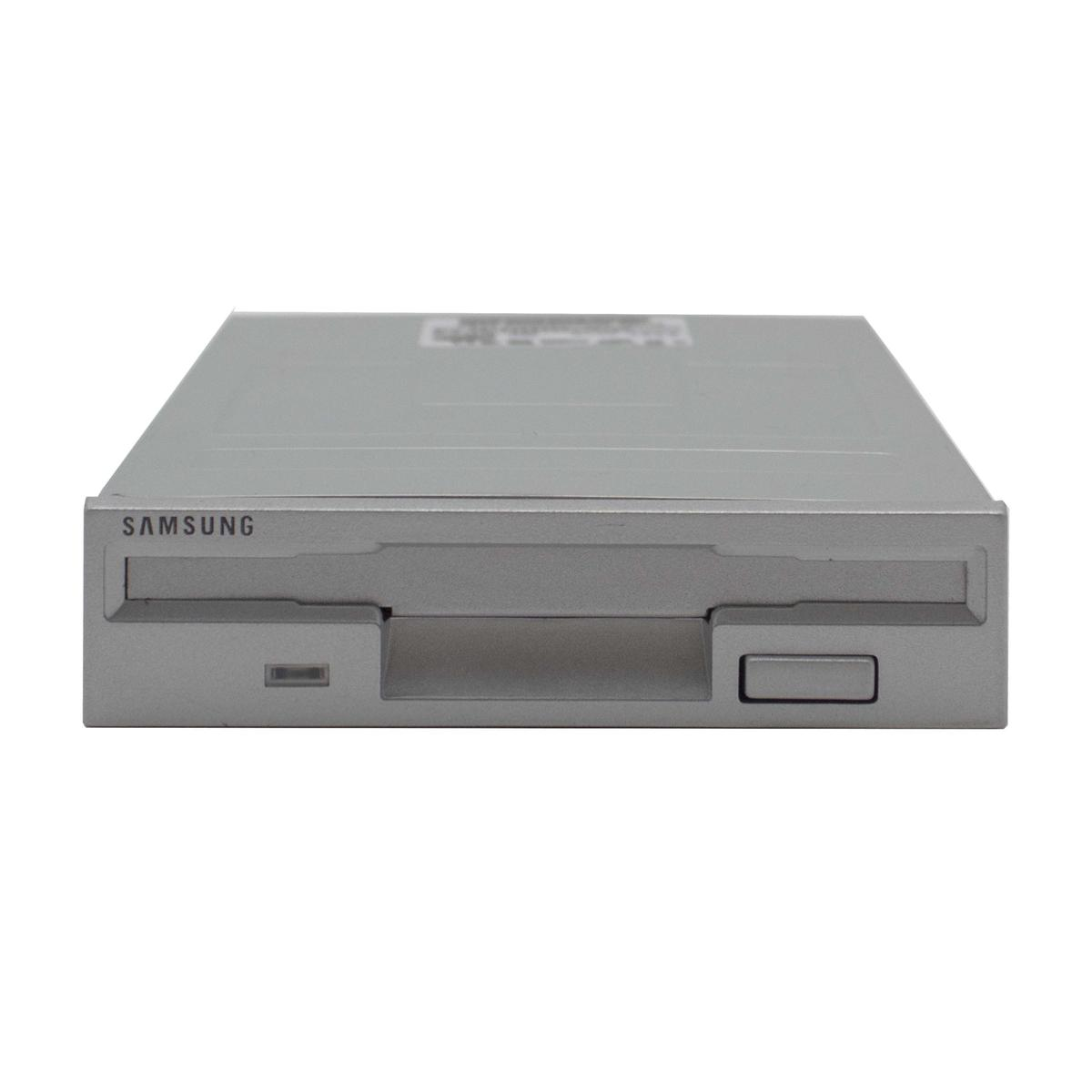Unità floppy disk Samsung argento con fessura e pulsante di espulsione su sfondo bianco.